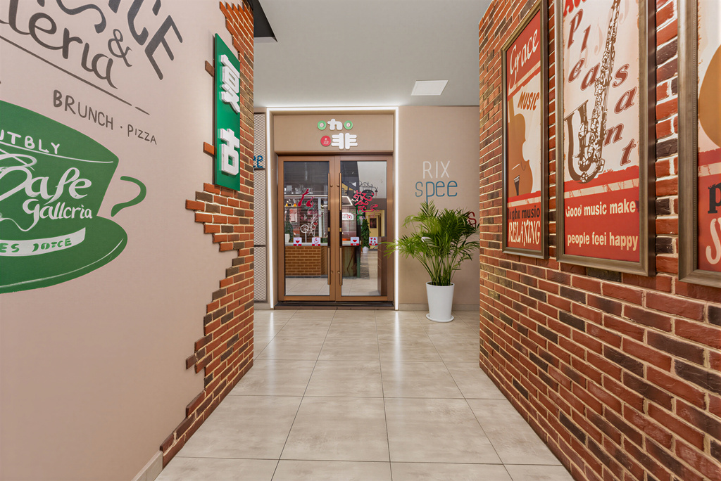 广元喆啡酒店咖啡厅走廊摄影,手绘咖啡主题壁画与红砖墙爵士乐海报